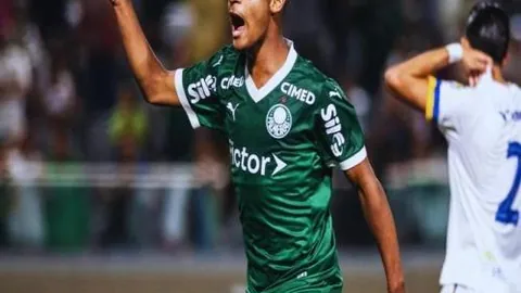 羽联新规：医生紧急可随时进场支援张志杰比赛突发情况，央视新闻客户端同步报道